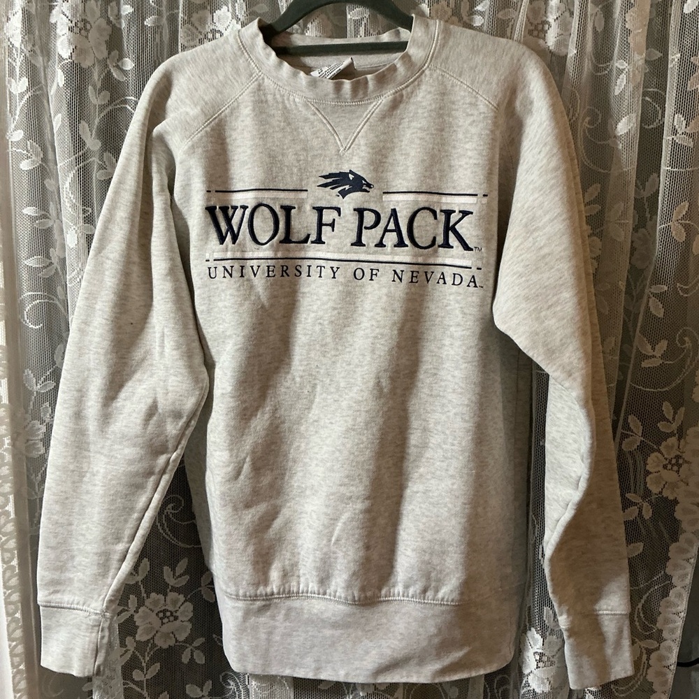 Wolf Pack University of Nevada Gray Sweater size small embroidered